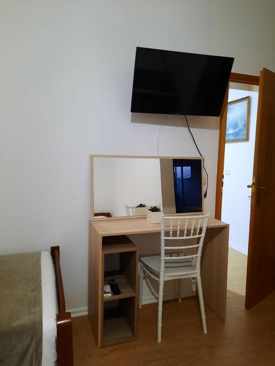 Vila M Vera Rooms With Kitchen And Apartments Durres Exterior photo