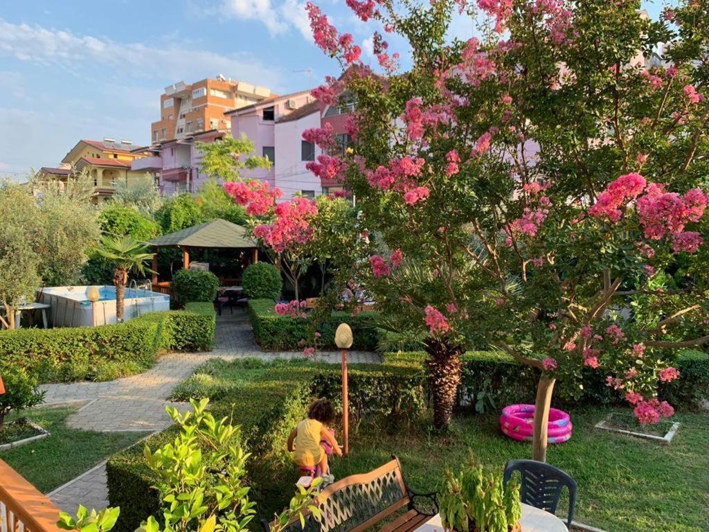 Vila M Vera Rooms With Kitchen And Apartments Durres Exterior photo