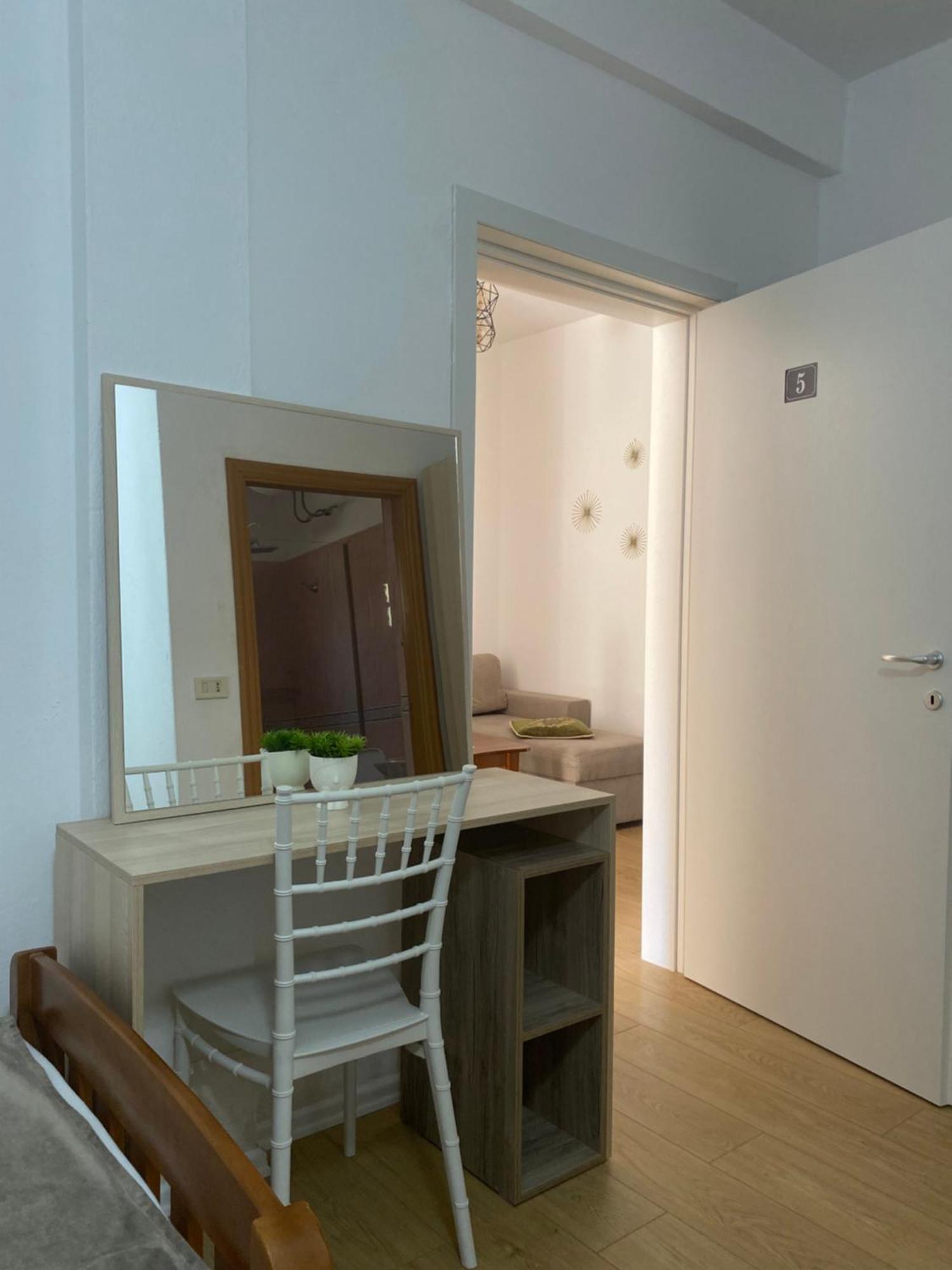 Vila M Vera Rooms With Kitchen And Apartments Durres Exterior photo